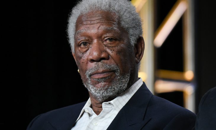 Morgan Freeman mban flamurin e Kosovës