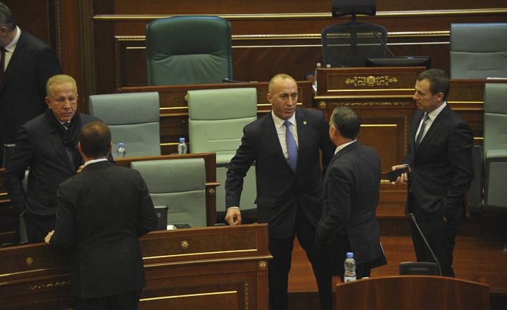 Bojkot dhe vonesë në ditën e parë të punës nga deputetët pas pushimit