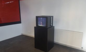 Nudo këndon himnin e flamurit kombëtar – rebelimi i artistes kosovare