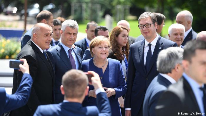 Kush e solli Thaçin nga rendi i tretë për foton me Merkelin e Vuçiq në Sofje?