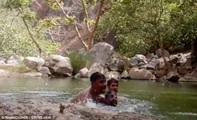 E dhimbshme, tre burrat mbyten në një pellg uji, gjithçka u filmua nga celulari i viktimave
