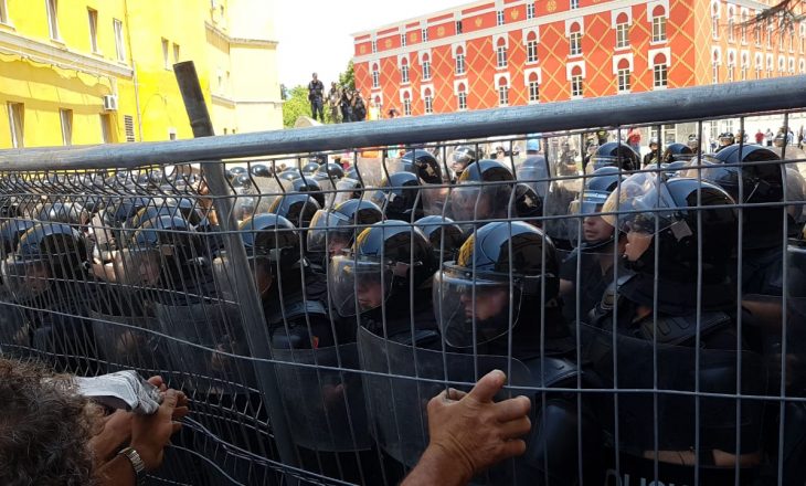 Del foto e kryeredaktorit të gazetës, i përgjakur në protesta
