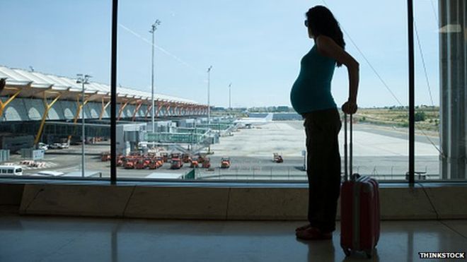 Video shokuese si një udhëtar e qëllon me grusht në stomak gruan shtatzënë, e cila është e shurdhër