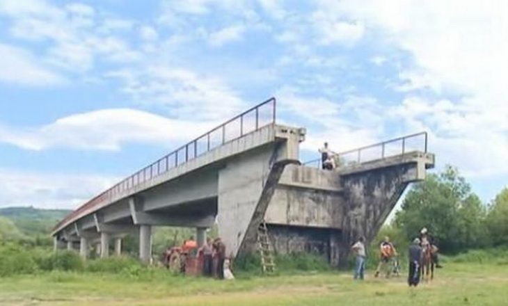 Ndodh vetëm në Serbi: Ura e cila vjen nga askund dhe nuk çon askund
