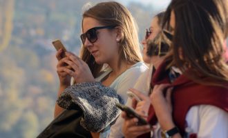 Mbi 1.6 milionë viktima nga COVID-19 në mbarë botën