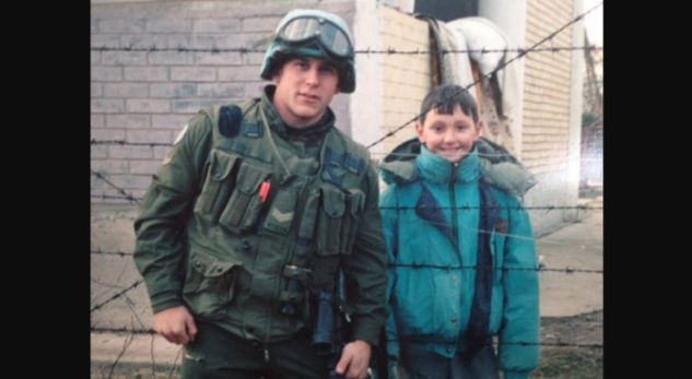 Ushtari kurrë nuk e harroi vogëlushin e luftës, 24 vjet më vonë e gjeti atë në Facebook