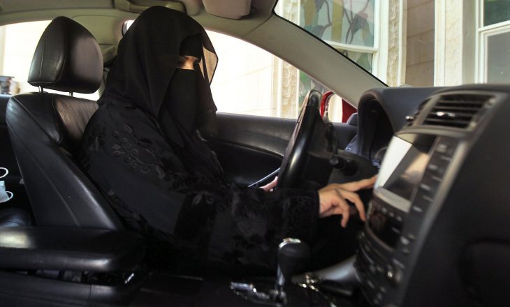 Arabia Saudite arreston gratë aktiviste që kërkojnë leje për vozitje