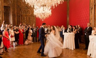 Një dasmë shqiptare në Pallatin Schönborn Batthyany të Vjenës (FOTO/VIDEO)