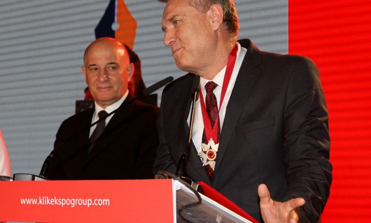 Zëvendësministri Hoti nderohet me medaljen “Shqiponja e Artë” në Festivalin “Ditë netët e Librit” në Tiranë