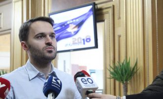 “Albin Kurti endet me Mercedes dhe me tri truproja” – reagimi i Frashër Krasniqit për përplasjen me VV-në