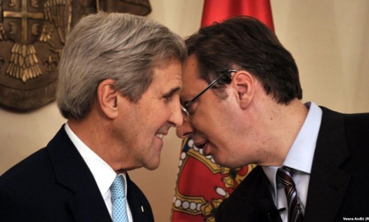 John Kerry takohet me Vuçiqin në Beograd
