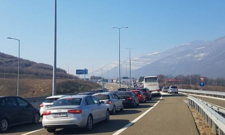 Pritje të zgjatura në pikat kufitare të Kosovës