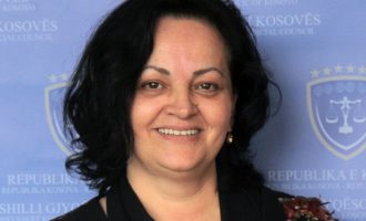 Ndikimi i Mekajve në Gjyqësor – Nushe Mekaj i bashkohet gjykatës që po gjykon djalin e saj