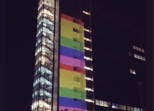 Ndërtesa e qeverisë mbulohet me ngjyrat e komunitetit LGBTI [FOTO]
