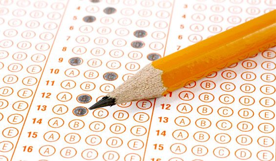 Maturantët e Ferizajt dhe Gjilanit i nënshtrohen Testit të Maturës