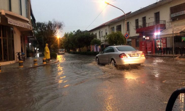 Një orë shi përmbyt rrugët e qytetit të Vlorës