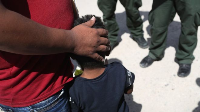 Fëmijët e ndarë në kufi kërkojnë babanë dhe nënën e tyre