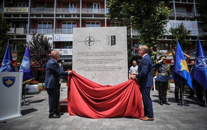 Zbulohet pllaka memoriale për ushtarët e KFOR-it të rënë gjatë shërbimit në Kosovë