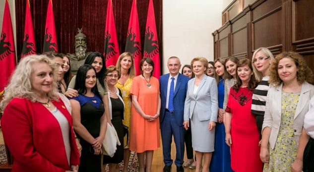 Ilir Meta i takon në zyre 200 gra nga Kosova