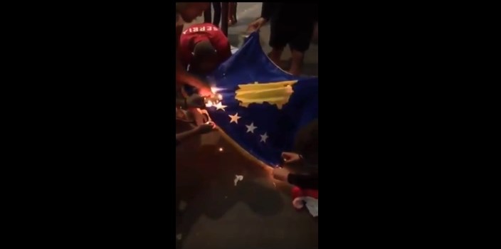 Dalin pamje të reja, ku tifozi shqiptar e shpëton flamurin e Kosovës para se serbët t’ia vejnë flakën (Video)