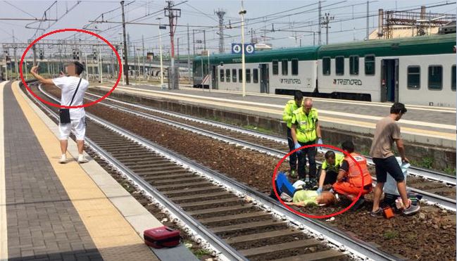 Vajza goditet nga treni, personi afër saj nxjerr telefonin dhe bën selfie me të