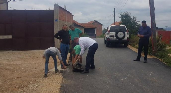 Prapë me kazmë, Lladrovci inspekton asfaltimin në Drenas