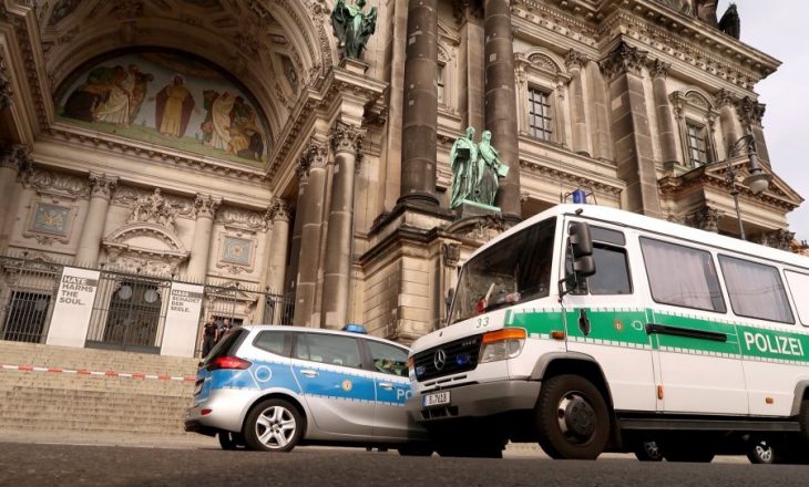 Policia gjermane plagos një person në një katedrale në Berlin