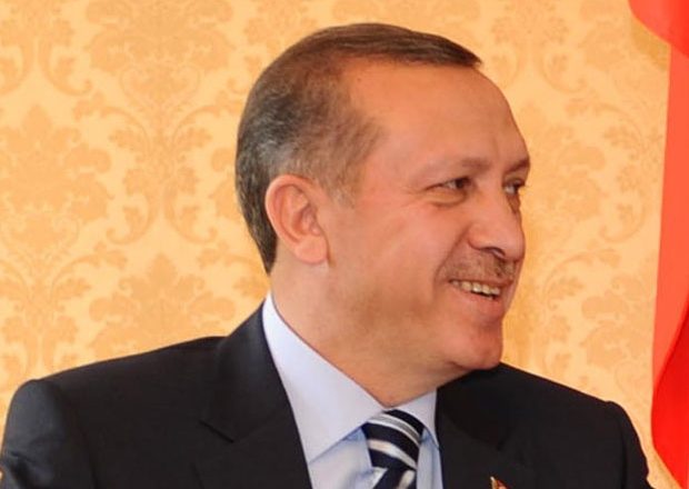 Pas fitores Erdogani e shfuqizon kryeministrin