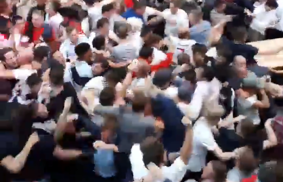 Çmenduri në rrugët e Londrës – si u festua goli i Harry Kane ndaj Tunizisë [Video]