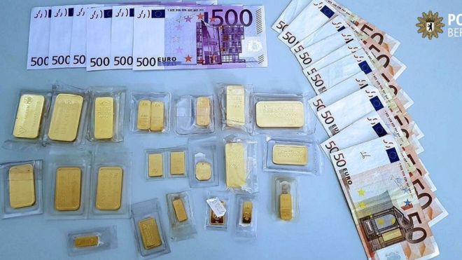 Gjen valixhen me mijëra euro dhe pllaka ari, nuk do ta besoni çfarë bën