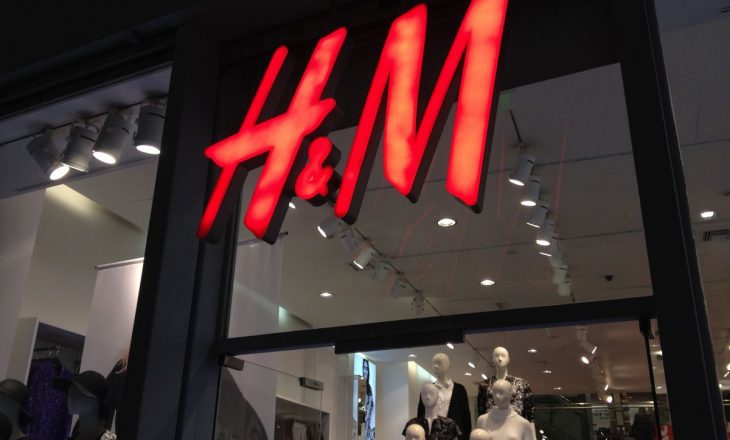 H&M ndryshon madhësinë e veshjeve