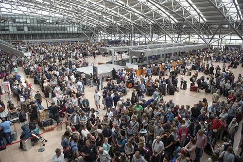 Aeroporti në Hamburg shtyn fluturimet, goditen qindra udhëtarë