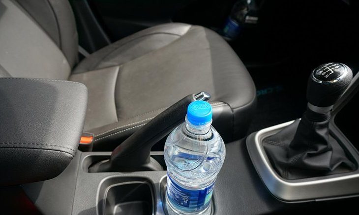 Paralajmërimi i zjarrfikësve: Mos lini shishe uji në veturë
