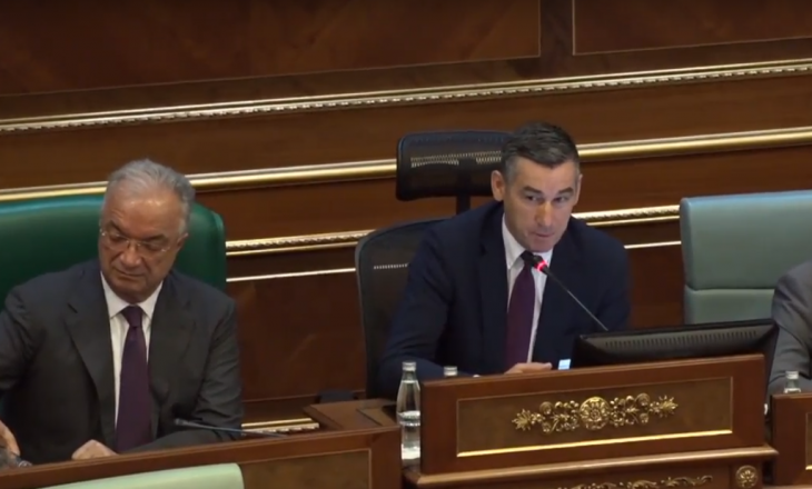 Vazhdon “cirku” në Kuvend – Veseli thotë se e ka në xhep kryeministrin Haradinaj