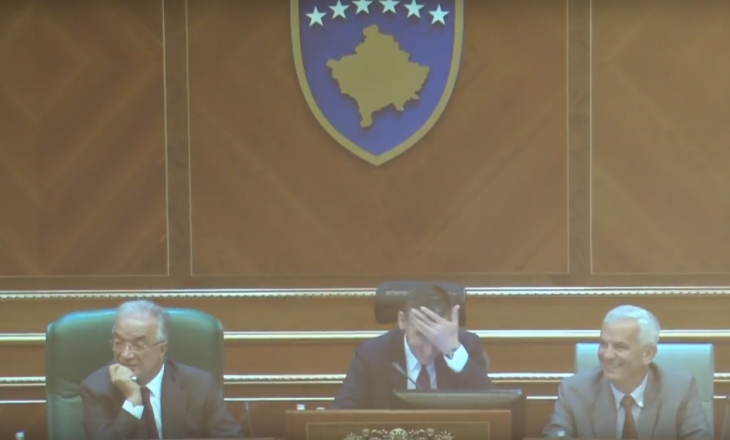 Shakaja e Adem Mikullovcit që vuri në siklet Kadri Veselin – i shkriu së qeshuri deputetët