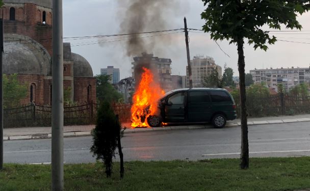 Digjet një veturë në Prishtinë (Video)