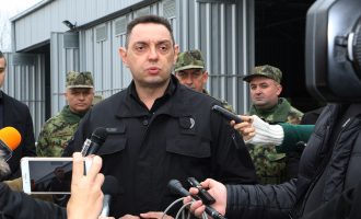 Kërcënon Vulini: Ushtria e gatshme të respektojë vendimet e Vuçiqit