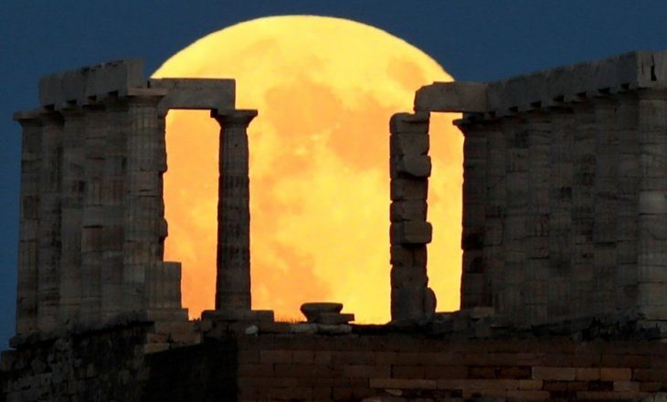 Pamje të hënës gjatë eklipsit në qytete të ndryshme të botës