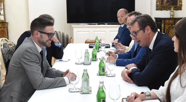 Djali i miliarderit Soros në aksion – Në Serbi takon Vuçiqin, e në Kosovë Shpend Ahmetin