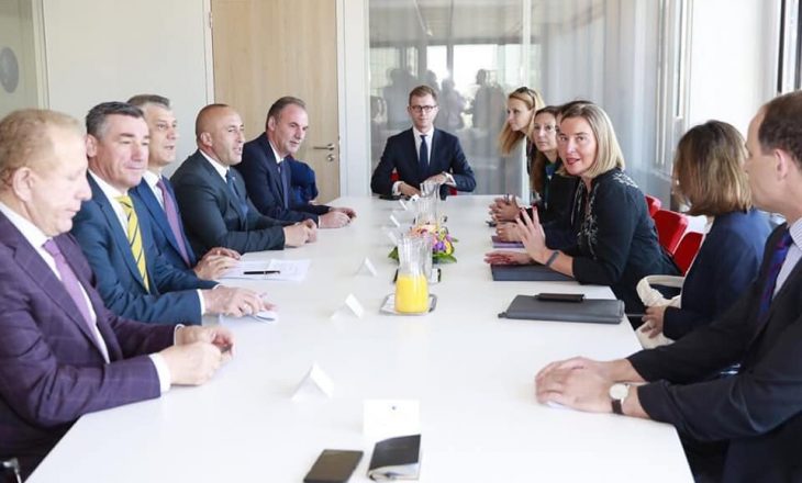 “Kosovo Family IU” – arsyetimi i kryeministrit pse gjashtë burra udhëtuan në Bruksel