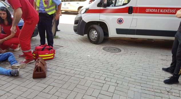 Vetura godet këmbësorin afër Parkut të Qytetit – Ambulanca vonohet 20 minuta