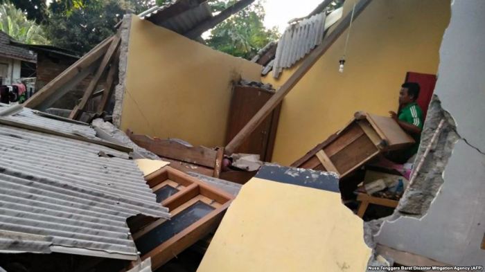 Dhjetë të vdekur nga tërmeti në Indonezi