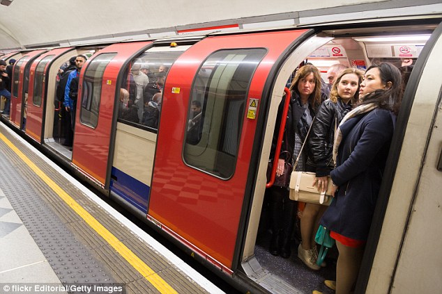 Pse burrat po hezitojnë të lirojnë ulëset për gratë shtatzëna në tren?