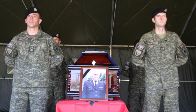 Varroset me nderime të larta ushtarake komandanti i njësisë së Deminimit i FSK-së