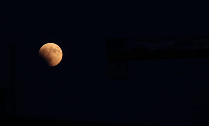 Hëna e “përgjakur”, parë nga Tirana