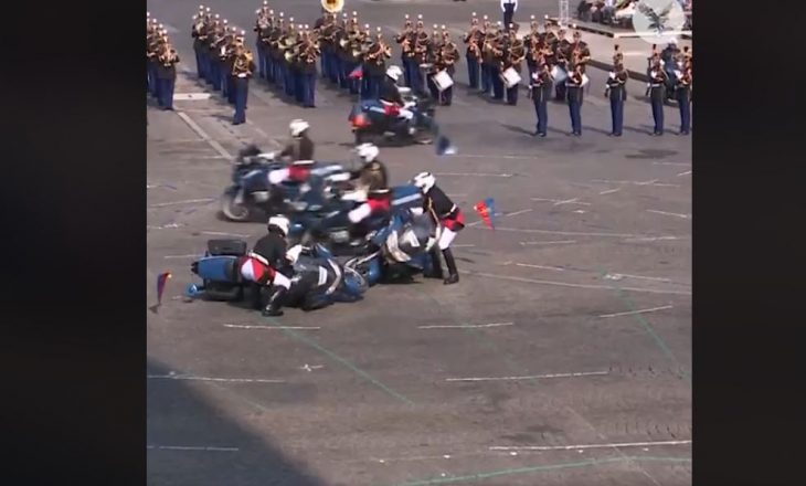 Dy motoçikleta të policisë franceze, përplasen gjatë një përformance para presidentit