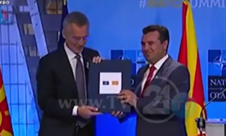 Maqedonia merr zyrtarisht ftesën për NATO, Zaev firmos dokumentin e aprovuar