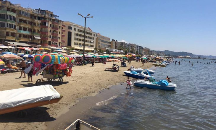 Plazhi më i madh në Shqipëri pa vrojtues – turistët shpëtohen nga njëri-tjetri