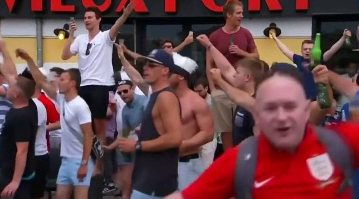 Huliganët anglezë shkatërrojnë një dyqan suedez (Video)