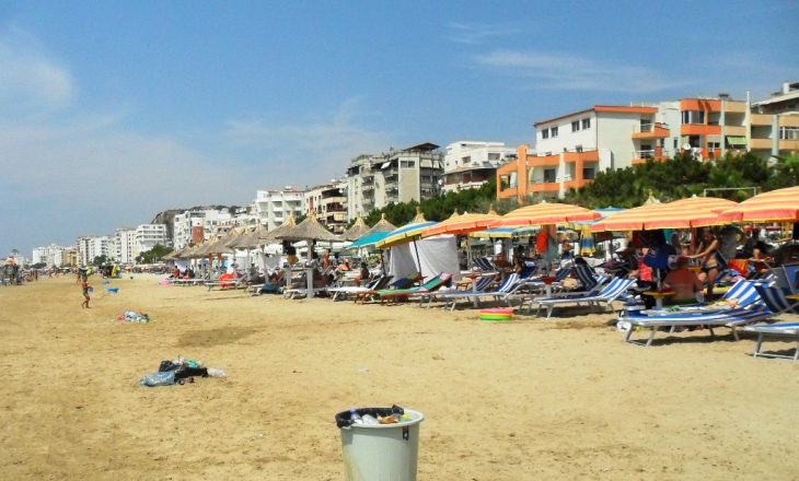 Vdes 14-vjeçarja në plazhin e Durrësit teksa po qëndronte nën çadër